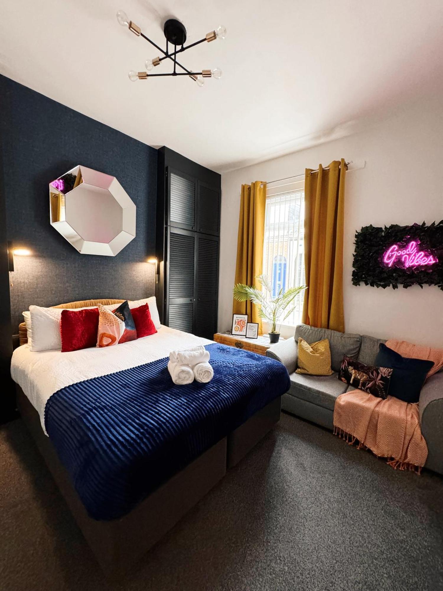 A&A Luxury Stay Rosedale St - Chic, Modern, City Centre, Neon Decor Sunderland  Exterior foto